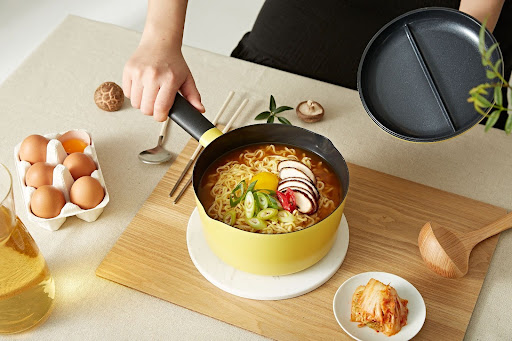 Cookware Serbaguna Anak Kos menjadi solusi praktis untuk memasak berbagai menu dengan peralatan yang terbatas.